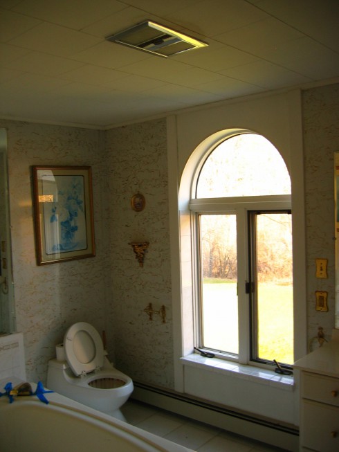 Old, ugly bathroom