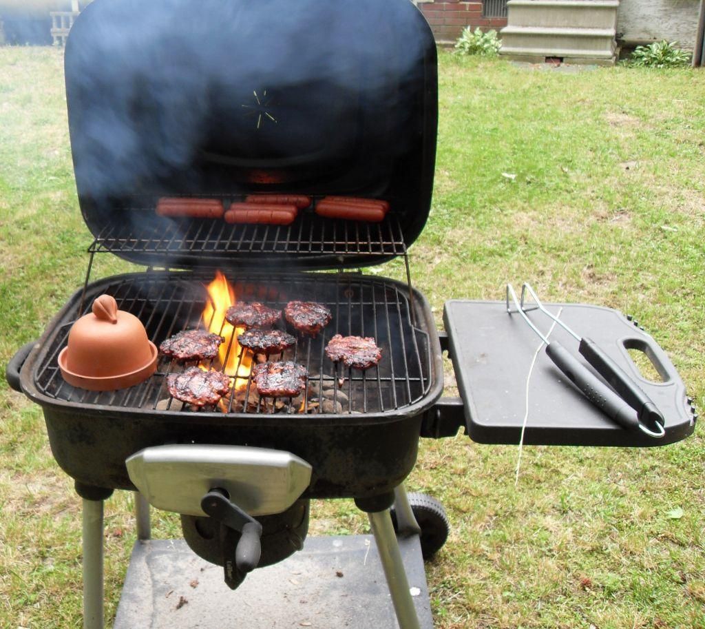 Burgers_and_hotdogs_flaming_on_the_bbq_grill