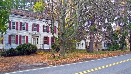1024px-Colonial-era_houses_on_Main_Street,_Stone_Ridge,_NY