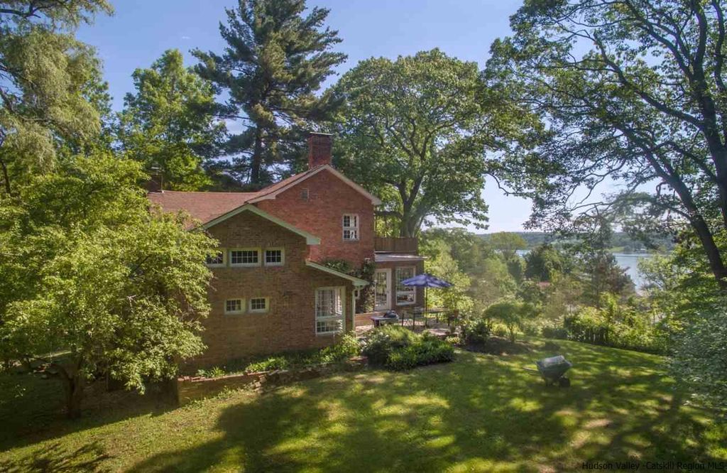 hudson riverfront cottage for sale