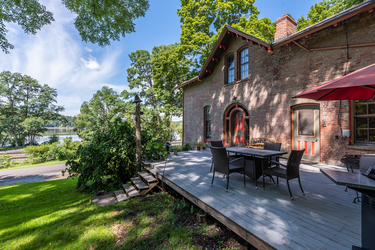 An Iconic 1838 Hudson River Beauty in Stuyvesant, $1.05M
